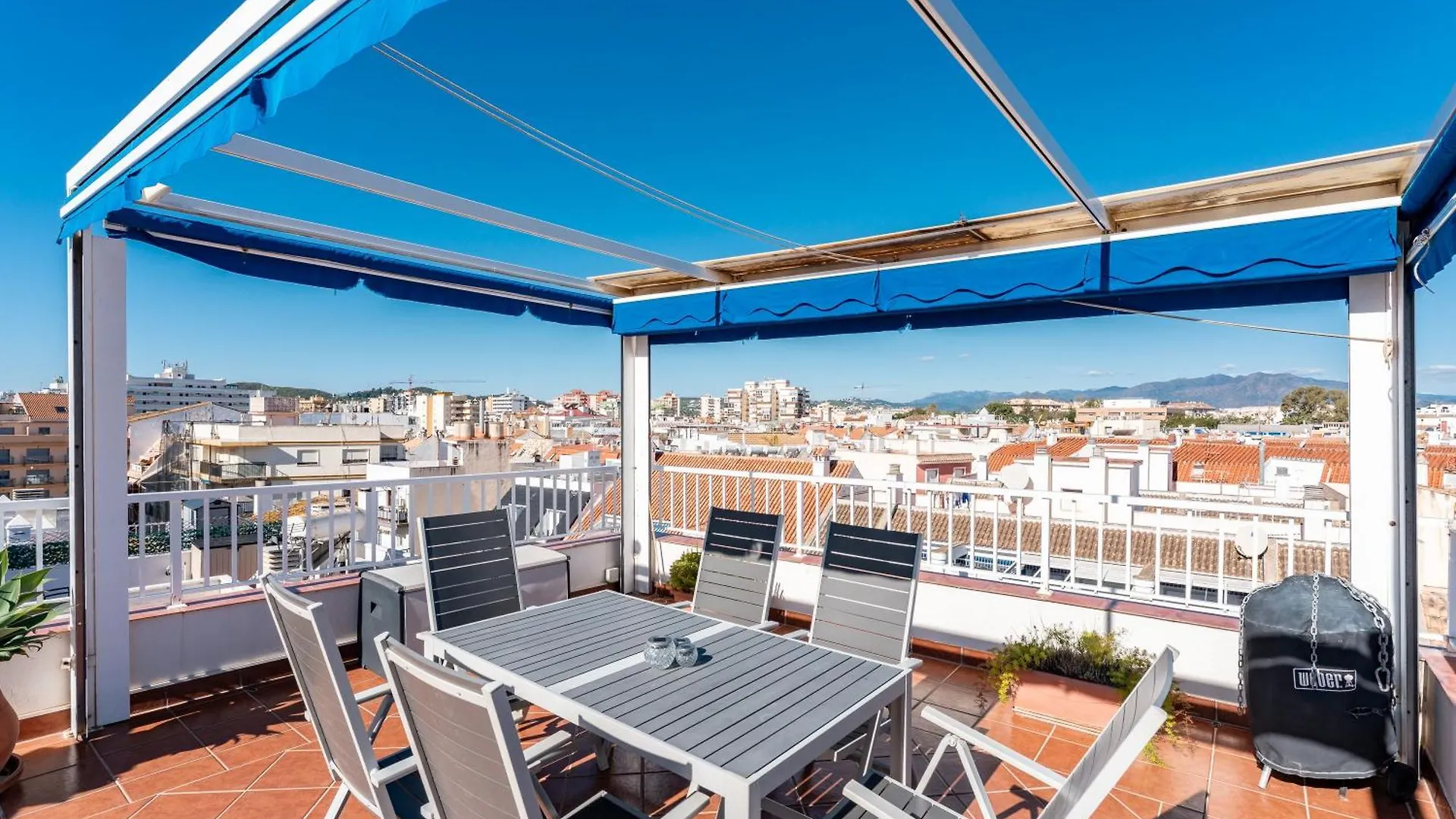 شقة Penthouse In Old Town فوينخيرولا إسبانيا